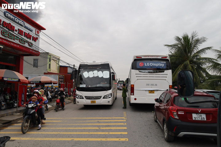 Lực lượng chức năng tổ chức phân luồng giao thông khu vực cổng công ty xảy ra vụ cháy.