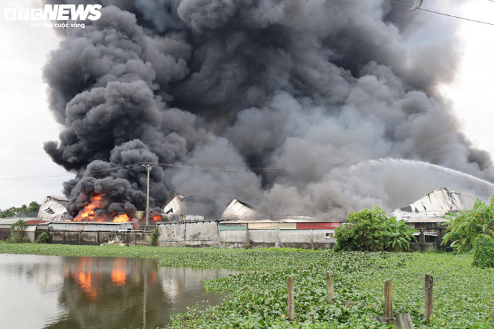 Vụ việc xảy ra vào khoảng 7h sáng 14/12 và đến 10h30 vẫn đang trong quá trình khẩn trương cứu hỏa.
