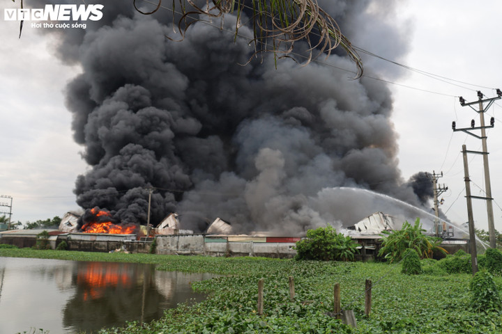 Đến 10h30 ngày 14/12, đám cháy vẫn bùng phát dữ dội và lực lượng cứu hỏa vất vả dập lửa.