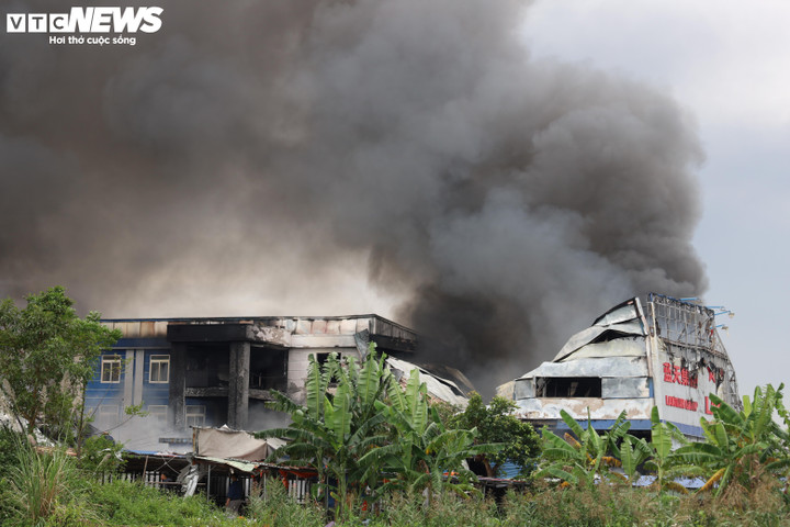 Nhiều nhà xưởng trong công ty bị đổ sập do lửa thiêu rụi.