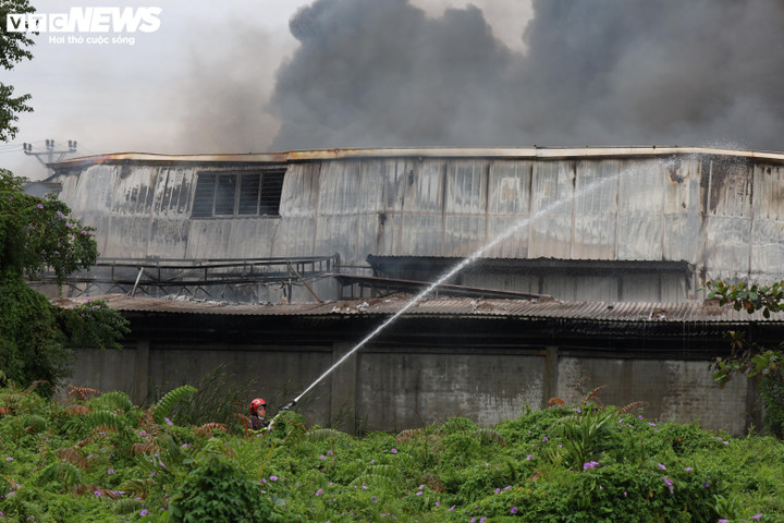 Đến 10h30 ngày 14/12, đám cháy vẫn bùng phát dữ dội và lực lượng cứu hỏa vất vả dập lửa.