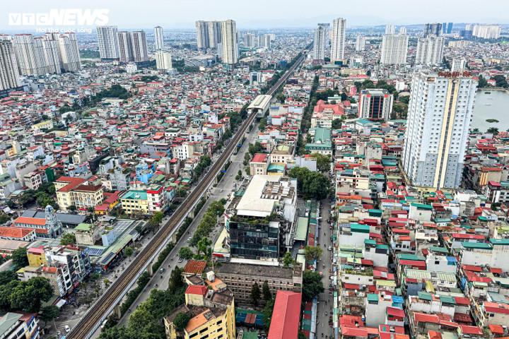 Bầu trời Thủ đô Hà Nội trong xanh trở lại sau chuỗi ngày ô nhiễm không khí kéo dài. (Ảnh: Viên Minh)