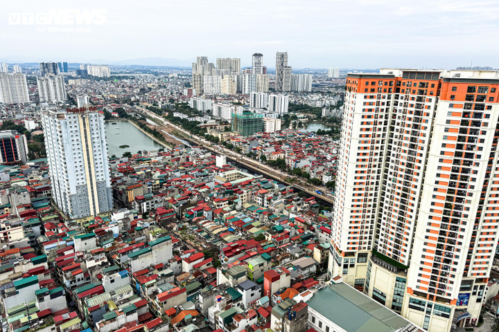 Chất lượng không khí cải thiện đã mang lại điều kiện thuận lợi hiếm có để người dân Thủ đô tham gia các hoạt động ngoài trời cuối tuần. (Ảnh: Viên Minh)