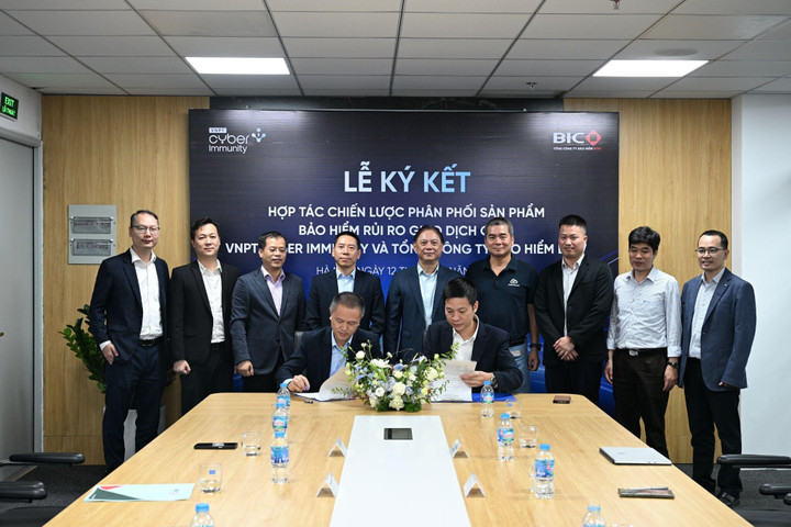 Đại diện VNPT Cyber Immunity và BIC ký kết hợp tác chiến lược phân phối sản phẩm bảo hiểm rủi ro giao dịch VNPT CyCare, hướng tới xây dựng môi trường số an toàn và đáng tin cậy. (Nguồn: VNPT)