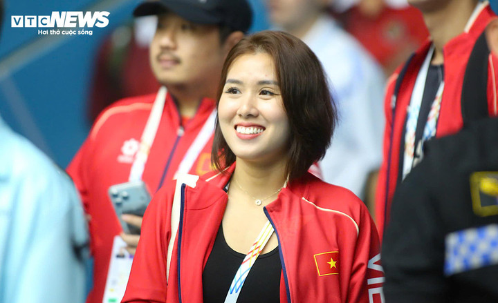 Dàn cổ động viên Việt Nam xuất hiện những nụ cười "tỏa nắng" của các cô nàng kiêm tổng tài xinh đẹp. Bà Lê Vũ Hồng Ngọc sinh năm 1992 - là con gái của ông Lê Văn Thành - Chủ tịch tập đoàn thể thao Động Lực. Bà Ngọc đang nắm giữ vai trò quản lý doanh nghiệp của gia đình. Bà Lê Vũ Hồng Ngọc liên tục có mặt theo dõi nhiều môn thể thao như bóng chuyền, bơi lội và điền kinh. Trên khán đài còn có sự xuất hiện của bà Tracy Thư Lương - nữ doanh nhân nổi tiếng ở TP.HCM trong lĩnh vực xe hơi. Bà Thư Lương là nữ doanh nhân đầu tiên ở Việt Nam sở hữu đội thể thao chuyên nghiệp - CLB bóng rổ Thang Long Warriors. Chiến thắng trước Philippines đưa Việt Nam vào chung kết và đối thủ vẫn là chủ nhà Thái Lan.
