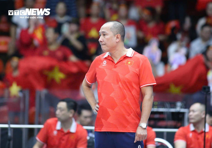 Dù vậy, vị huấn luyện viên "khó tính" Nguyễn Tuấn Kiệt vẫn có những phút căng thẳng và thúc giục các học trò chơi tập trung.