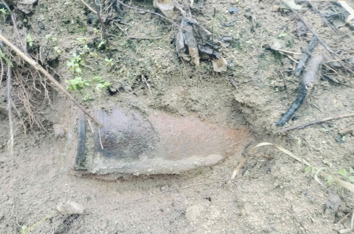 Quả bom nặng 130kg được phát hiện trên rẫy. (Ảnh:Q.S)