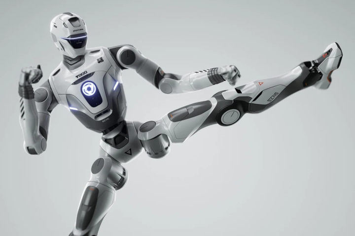 Robot hình người T800 của EngineAI Robotics có khả năng tung ra những cú đá xoay vòng kiểu Bruce Lee với lực rất mạnh. (Nguồn: Hangout)