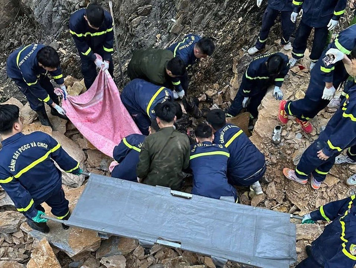 Lực lượng chức năng tìm kiếm thi thể người gặp nạn