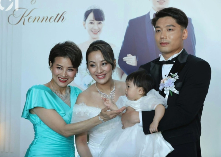 Lê Yến San (trái) bên vợ chồng con gái trong đám cưới.