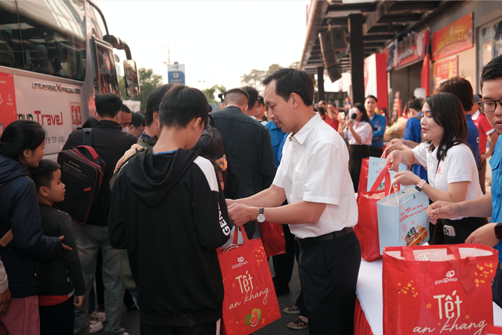 Ông Vũ Anh Khoa gửi đến những phần quà Tết 2025 đến hành khách trước khi khởi hành.