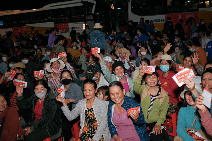 Bà con háo hức sẵn sàng lên xe về quê ăn Tết cùng Saigon Co.op năm 2025.