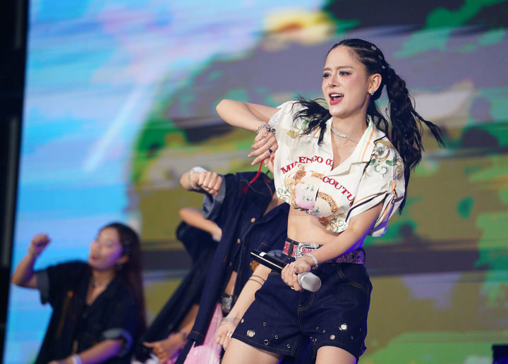 Bom membawa energi baru yang menyegarkan ke festival musik tersebut.