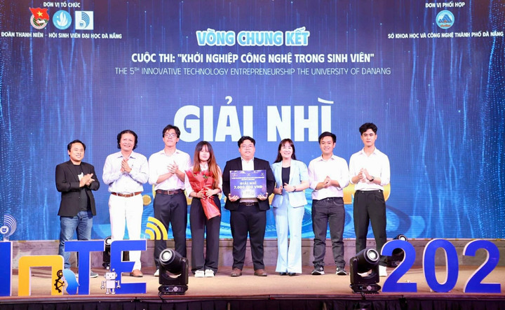 Nhóm sinh viên làm "ống nghe AI" theo dõi bệnh hô hấp đoạt giải Nhì cuộc thi "Khởi nghiệp công nghệ trong sinh viên lần thứ 5 - InTE-UD" năm 2025.