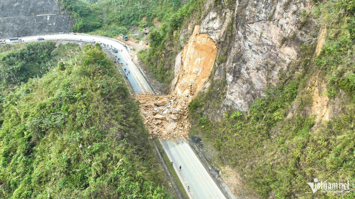 Khối lượng lớn đất đá bất ngờ sạt lở, nghi vùi lấp 2 người. (Ảnh: Mạnh Hùng)