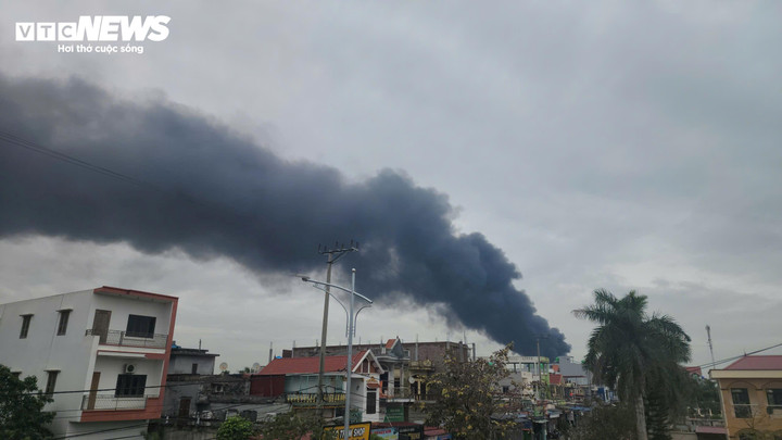 Từ xa có thể thấy cột khói đen bốc cao cuồn cuộn.