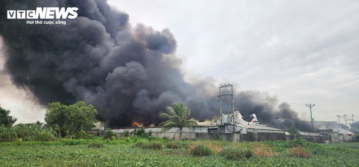 Khu nhà xưởng rộng hàng nghìn mét vuông bị khói lửa bao trùm. (Ảnh: Minh Khang)