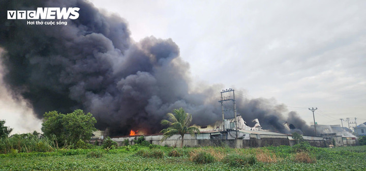 Hiện trường vụ cháy hiện đã lan ra gần như toàn bộ nhà xưởng trong công ty. (Ảnh: Minh Khang)