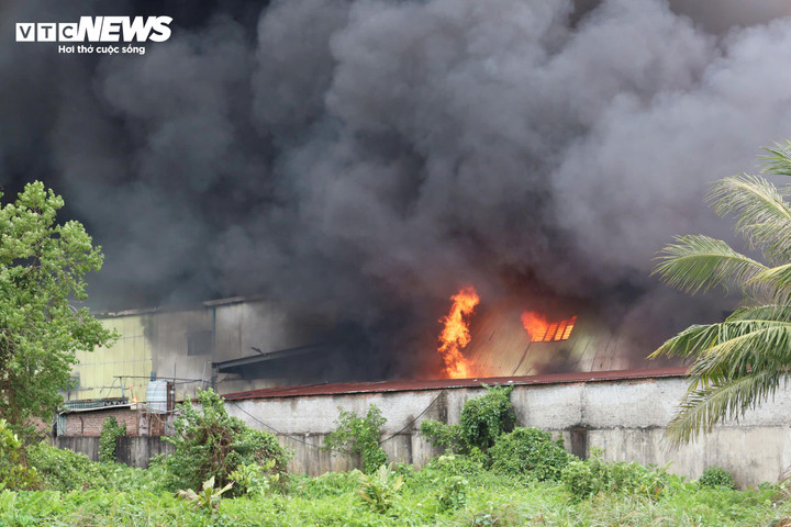 Khói lửa bao trùm khu vực nhà xưởng rộng hàng trăm mét vuông gây khó khăn cho công tác dập lửa. (Ảnh: Minh Khang)