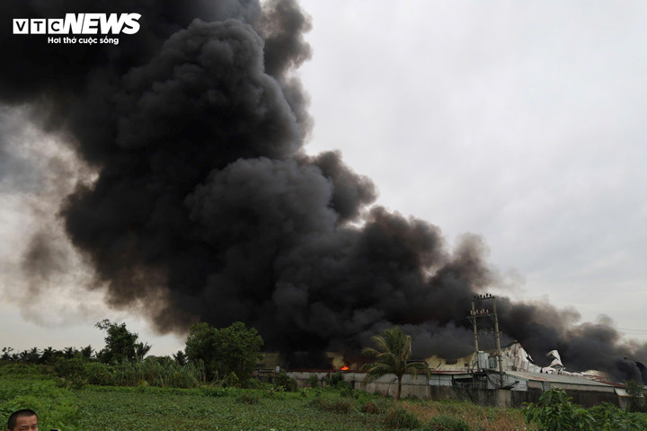 Khói lửa bao trùm khu vực nhà xưởng rộng hàng trăm mét vuông gây khó khăn cho công tác dập lửa. (Ảnh: Minh Khang)