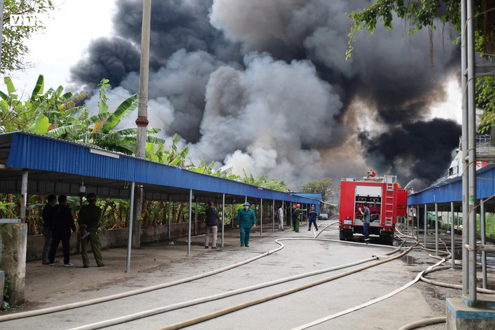 Nhận được tin báo, Công an xã Chấn Hưng phối hợp cùng Phòng Cảnh sát PCCC - CNCH huy động gần 10 xe chữa cháy chuyên dụng cùng hàng chục cán bộ, chiến sĩ đến hiện trường triển khai các phương án dập lửa và cứu nạn, cứu hộ.