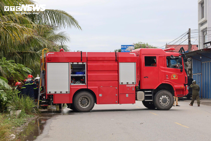 May mắn là ngay sát công ty có kênh nước, giúp việc tiếp nước được thuận lợi hơn.