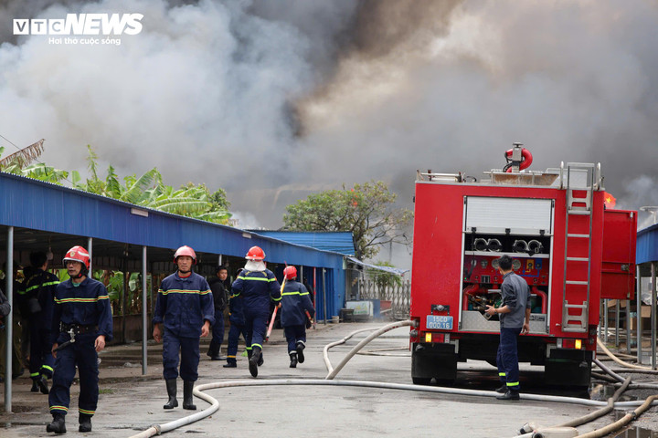 Khói độc và lửa lớn bao trùm khu vực rộng khiến việc tiếp cận hiện trường của lực lượng chức năng gặp không ít khó khăn.