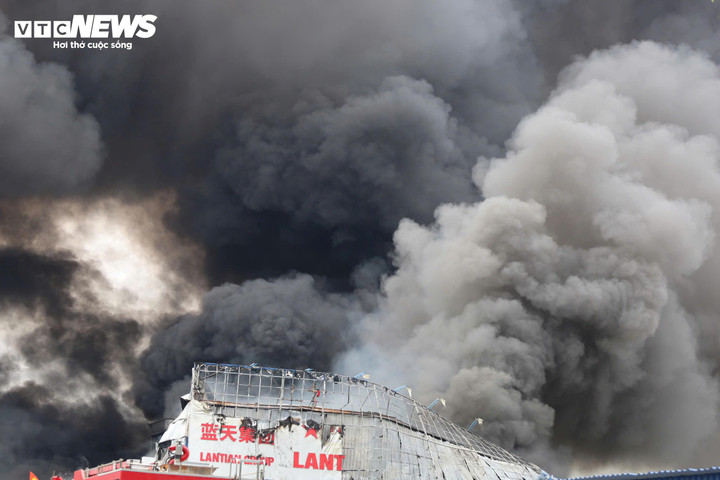 Theo thông tin ban đầu, vào thời điểm trên, ngọn lửa xuất phát từ một đám cháy nhỏ trong xưởng sản xuất, sau đó nhanh chóng bùng phát dữ dội và lan rộng.