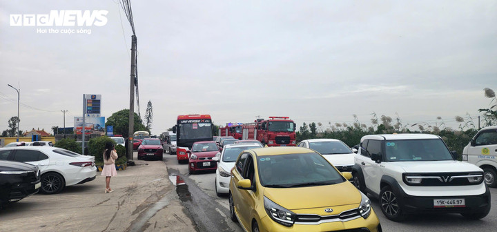 Giao thông qua khu vực đang bị ùn tắc cục bộ.