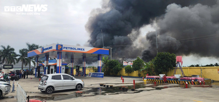 Vụ hỏa hoạn nằm cách một cây xăng không xa, khiến việc cứu hỏa phải vô cùng gấp rút.
