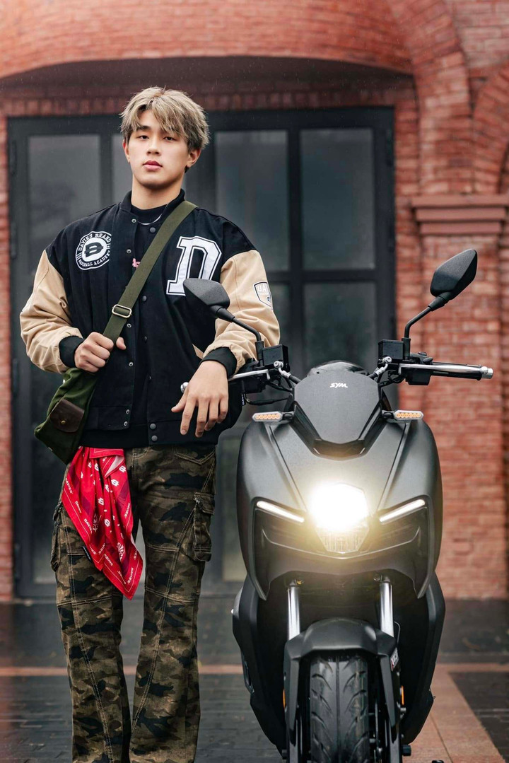 Không chạy theo xu hướng cầu kỳ, phong cách của Tiến Triển thiên về sự tối giản và thoải mái, đúng tinh thần “casual Hàn Quốc” mà nhiều bạn trẻ yêu thích.