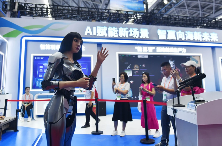 Robot trí tuệ nhân tạo trình diễn tại triển lãm công nghệ – biểu tượng cho sự bứt phá của ngành AI Trung Quốc. (Nguồn: Xinhua)