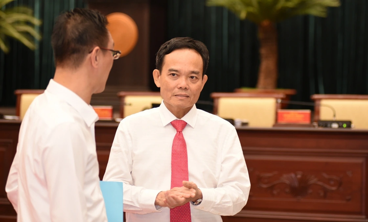 Bí thư Thành ủy trao đổi với các đại biểu (Ảnh: Q.H)