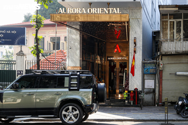 From the hotel, locals and tourists can reach tourist attractions around Hoan Kiem Lake in just about a 5-minute walk.