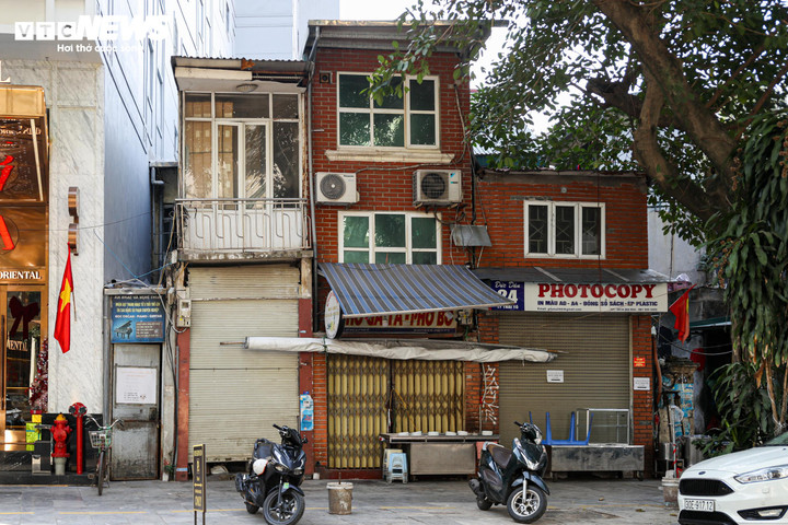 According to the Hoan Kiem Ward People's Committee, 33 out of 43 households have agreed to the compensation and relocation plan; the remaining 10 households are still being persuaded. The city is applying a special compensation and support policy, arranging resettlement in Dong Anh, Viet Hung, or the Thuong Thanh resettlement area, in order to ensure the project's progress and protect the rights of the people.