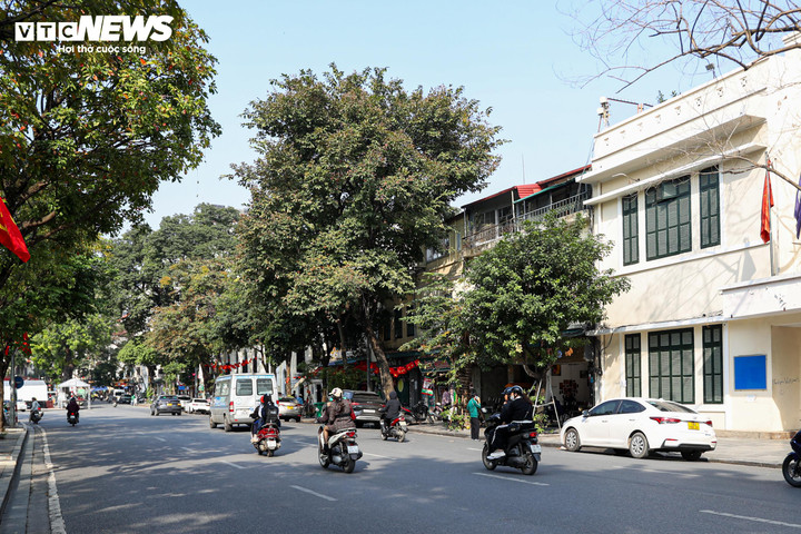 The land acquisition area for the project includes 47 land users, of which 12 are organizations and agencies and 35 are households. In December, the Hoan Kiem Ward People's Committee approved the compensation, support, and resettlement plan for 25 households; of which 20 households have received the money. The remaining cases are being processed according to regulations.