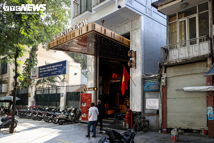 According to surveys on real estate websites, land prices on Ly Thai To street currently fluctuate around 1 billion VND/m², making the estimated value of this 10-story hotel reach hundreds of billions of VND.