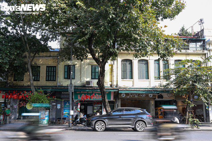 According to our investigation, the land in question is located at numbers 63, 65, and 67 Dinh Tien Hoang Street, with a frontage of over 15 meters, and is currently divided into many commercial stalls.