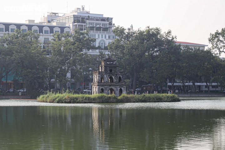 The area east of Hoan Kiem Lake covers approximately 2.14 hectares, bordered to the west by the lake and Dinh Tien Hoang Street, to the north by a residential area, to the east by Ly Thai To Street, and to the south by Tran Nguyen Han Street. This land is planned to be developed into a square and park east of Hoan Kiem Lake, creating a green space along the lake, serving community activities and hosting cultural, artistic, and exhibition events.