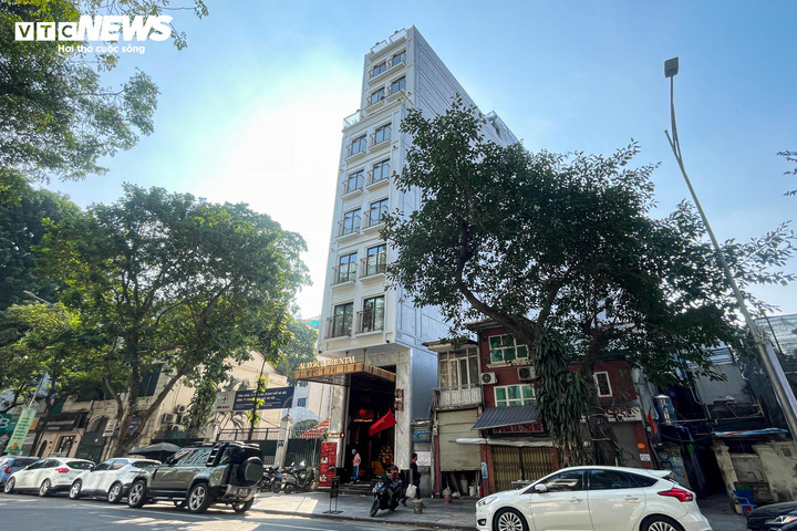 The 10-story hotel at 26 Ly Thai To Street, built in 2019, only opened in early April 2025. According to our research, the hotel has approximately 52 rooms.
