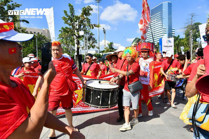 Ngay từ thời điểm 13h30 (trước giờ bóng lăn 2 tiếng), rất đông cổ động viên Việt Nam đã có mặt tại sân Rajamangala để chờ đợi U22 Việt Nam. Tận dụng cơ hội này, một số "tiểu thương" tranh thủ bán cờ, miếng dán, áo cổ động của U22 Việt Nam với mức giá phải chăng. Các cổ động viên nhiệt thành sẵn sàng hóa trang thành nhiều nhân vật màu sắc, tạo nên không khí sôi động. Nhóm cổ động viên di chuyển từ Việt Nam đang kiểm tra lại các dụng cụ cổ động nhằm đảm bảo việc truyền lửa tốt nhất. Các cổ động viên chụp ảnh lưu niệm, hát vang các bài hát Việt Nam khiến một góc sân Rajamangala trở nên huyên náo. Nhiều cổ động viên chờ đợi chuyến đi này với khao khát chứng kiến chiến thắng của U22 Việt Nam. Họ vừa kiểm tra ảnh, kiểm tra lại vé vào sân và thông tin trận đấu. Vé môn bóng đá nam có sử dụng hình thức mã QR Code để vào sân.