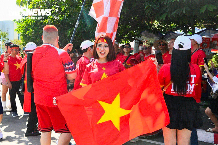 Nhiều cổ động viên chờ đợi chuyến đi này với khao khát chứng kiến chiến thắng của U22 Việt Nam. Họ vừa kiểm tra ảnh, kiểm tra lại vé vào sân và thông tin trận đấu. Vé môn bóng đá nam có sử dụng hình thức mã QR Code để vào sân.