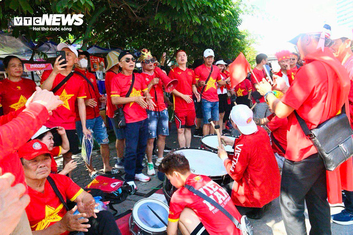 Nhóm cổ động viên di chuyển từ Việt Nam đang kiểm tra lại các dụng cụ cổ động nhằm đảm bảo việc truyền lửa tốt nhất. Các cổ động viên chụp ảnh lưu niệm, hát vang các bài hát Việt Nam khiến một góc sân Rajamangala trở nên huyên náo. Nhiều cổ động viên chờ đợi chuyến đi này với khao khát chứng kiến chiến thắng của U22 Việt Nam. Họ vừa kiểm tra ảnh, kiểm tra lại vé vào sân và thông tin trận đấu. Vé môn bóng đá nam có sử dụng hình thức mã QR Code để vào sân.