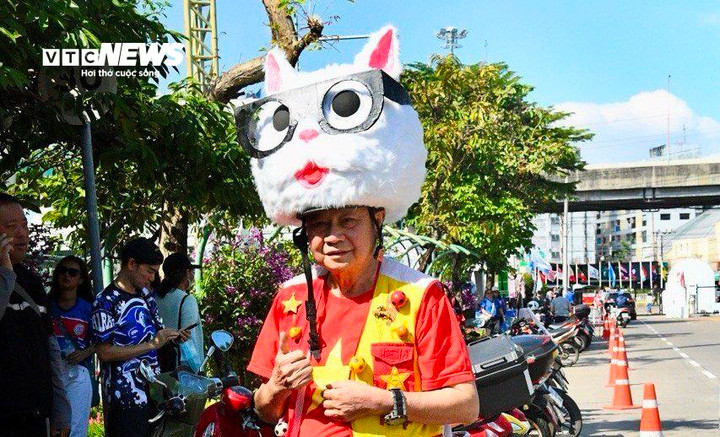 Các cổ động viên nhiệt thành sẵn sàng hóa trang thành nhiều nhân vật màu sắc, tạo nên không khí sôi động. Nhóm cổ động viên di chuyển từ Việt Nam đang kiểm tra lại các dụng cụ cổ động nhằm đảm bảo việc truyền lửa tốt nhất. Các cổ động viên chụp ảnh lưu niệm, hát vang các bài hát Việt Nam khiến một góc sân Rajamangala trở nên huyên náo. Nhiều cổ động viên chờ đợi chuyến đi này với khao khát chứng kiến chiến thắng của U22 Việt Nam. Họ vừa kiểm tra ảnh, kiểm tra lại vé vào sân và thông tin trận đấu. Vé môn bóng đá nam có sử dụng hình thức mã QR Code để vào sân.