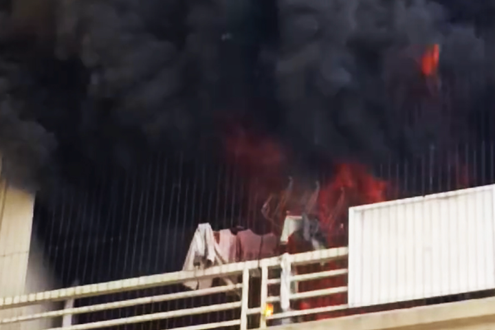 Khói đen cuồn cuộn bốc ra từ căn hộ chung cư. (Ảnh: H.M)