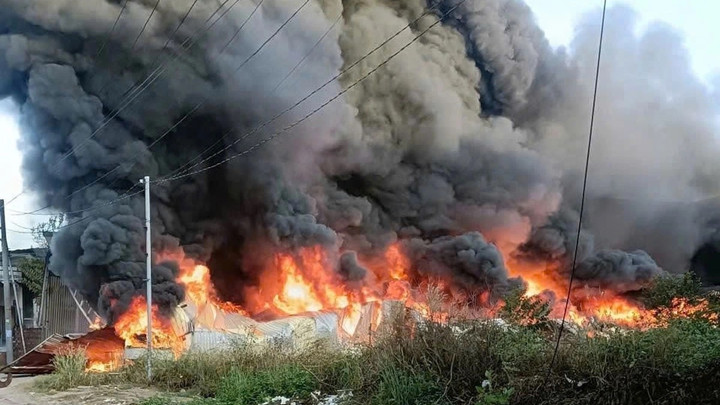 Ngọn lửa bùng phát dữ dội.