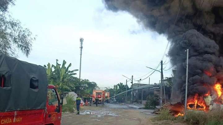 Lực lượng chức năng có mặt khống chế đám cháy.