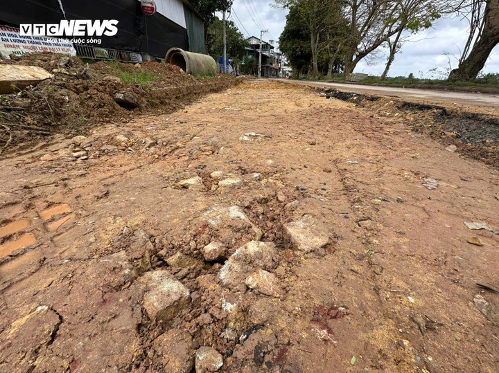 Mặt đường dù có dấu hiệu được lu lèn nhưng vẫn còn lẫn rất nhiều đá hộc