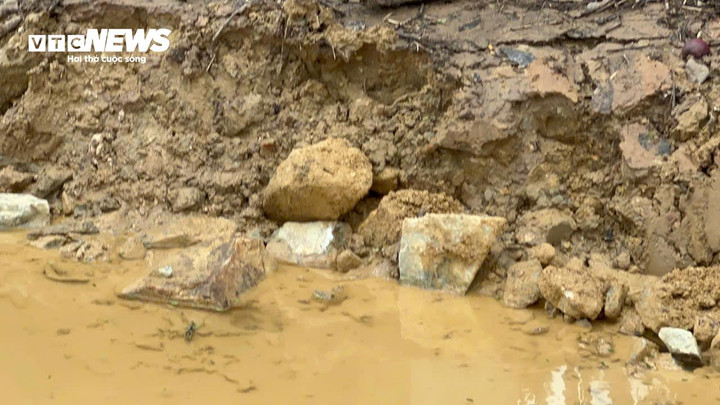 Việc rất nhiều đá hộc xuất hiện ở nền móng dự án nâng cấp, mở rộng dự án đường ven sông Bồ đoạn qua địa phận phường Hương Trà và phường Kim Trà (TP Huế) làm người dân lo lắng về chất lượng công trình.