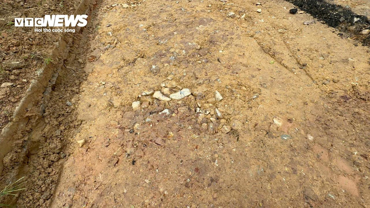 Chỉ một đoạn đường ngắn nhưng xuất hiện chi chít đá trên bề mặt